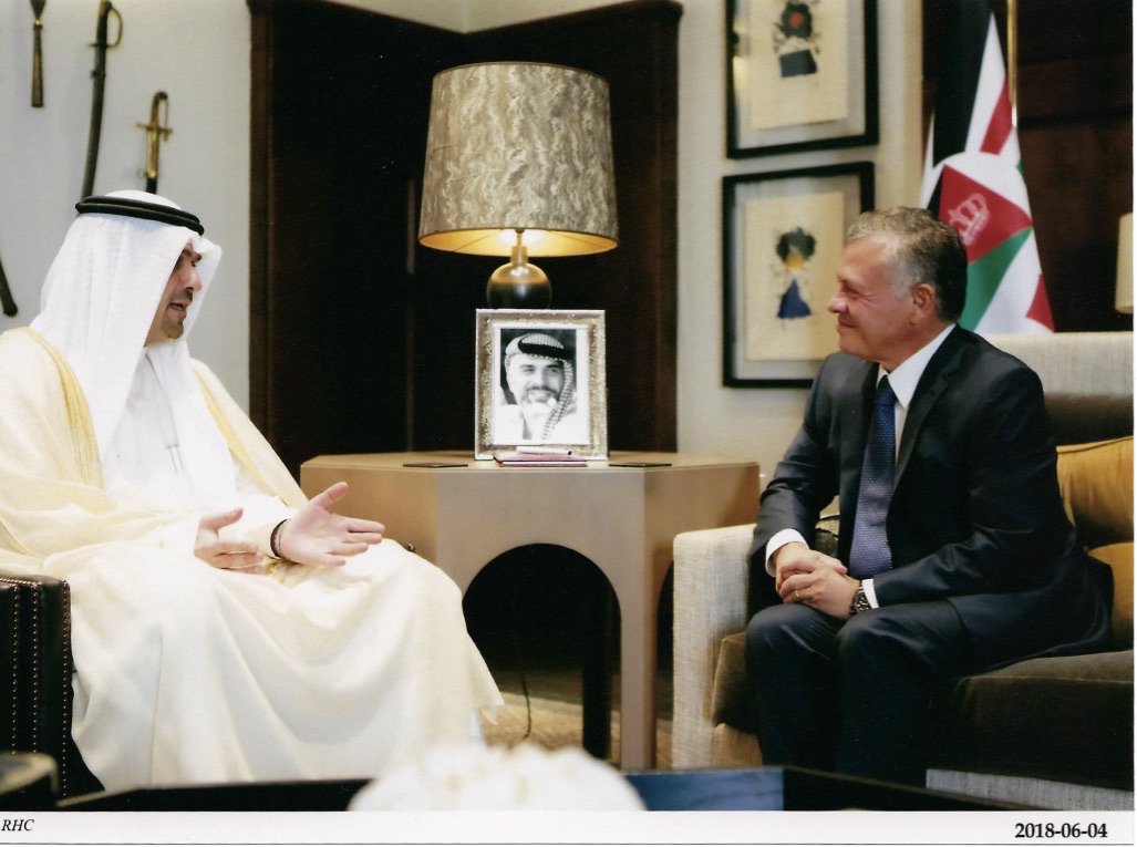 الملك عبدالله بن الحسين ملك الاردن و وزيرر المالية انس الصالحjpg.jpg